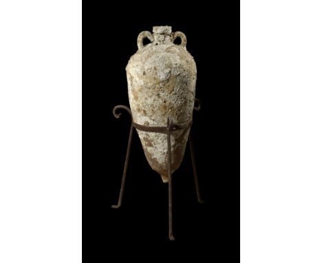 Römische Transportamphora Almagro 51B. Lusitania, spätes 3. - 4. Jh. n. Chr. H 79,5cm, mit Ständer 101cm. Dunkelbrauner Ton. 