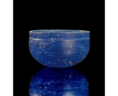 Blaue Schale. Römisch, 1. Jh. v. Chr. - 1. Jh. n. Chr. H 5,5cm, ø 9,5cm. Dunkelblaues, klares Glas. Unter dem Rand und am Kör