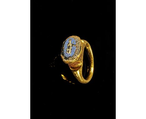Goldfingerring. Römisch, 1. - 2. Jh. n. Chr. 3,20g. Ringgröße 50. Hohl gearbeitete Schiene mit hoher Fassung, darin eine zwei