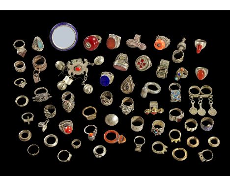 Sammlung Fingerringe unterschiedlicher Kulturen. Vorwiegend aus Silber sowie einzelne Stücke aus Kupfer, Gelbguss und Stein. 