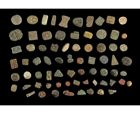 Sammlung Stempelsiegel mit geometrischem Dekor. Mesopotamien, Uruk, 5. - 4. Jt. v. Chr. Vorwiegend Chlorit, Serpentin oder St