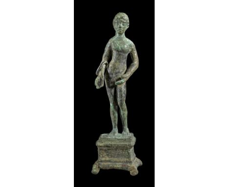 Venus. Römisch, 1. - 3. Jh. n. Chr. H 11,5cm. Bronzevollguss. Nackte Bronzefigur auf Sockel mit Ring um rechten Arm. Sie träg