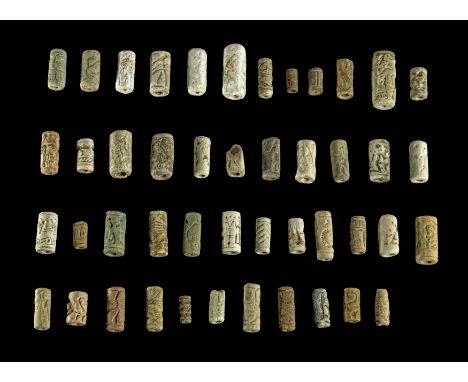 Sammlung mesopotamischer Rollsiegel. Mitanni, Mitte 2. Jt. v. Chr. Aus Fritte. Zylindrisch mit vertikaler Bohrung. Überwiegen