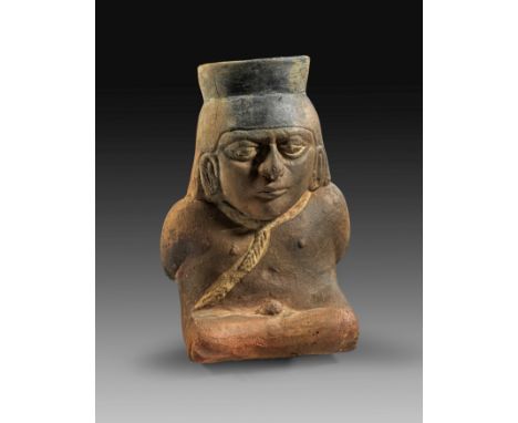 Ein Gefangener. Moche, mittlere Periode, ca. 200 - 500 n. Chr. H 19,7cm. Roter Ton mit beiger Bemalung. Kanne in Form eines n