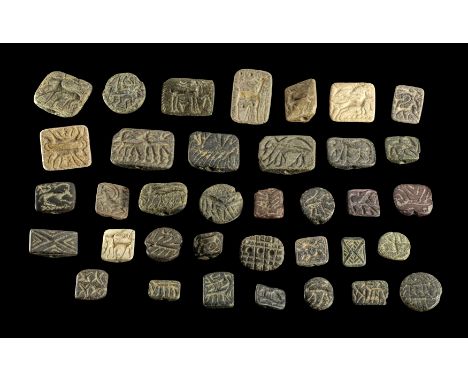 Sammlung giebelförmiger Stempelsiegel. Anatolien, 5. - 3. Jt. v. Chr. Vorwiegend aus schwarzem oder grün-schwarzem Stein, wah