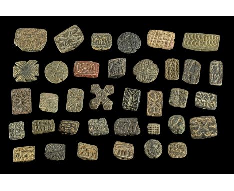 Sammlung giebelförmiger Stempelsiegel. Anatolien, 5. - 3. Jt. v. Chr. Vorwiegend aus schwarzem oder grün-schwarzem Stein, wah
