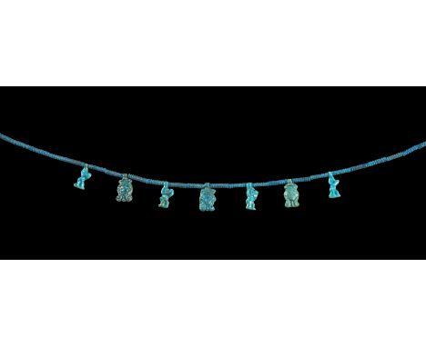 Fayencekette. Neues Reich. späte 18. Dynastie, um 1350 v. Chr. (Amarna-Zeit). L 42cm. Die Kette besteht aus länglichen geripp