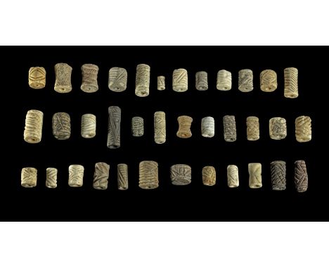 Sammlung mesopotamischer Rollsiegel. Uruk, Djemdet Nasr Periode, ca. 3100 - 2900 v. Chr. Vorwiegend aus Marmor, Kalkstein, Ac