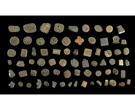 Sammlung Stempelsiegel mit geometrischem Dekor. Mesopotamien, Uruk, 5. - 4. Jt. v. Chr. Vorwiegend Chlorit, Serpentin oder St