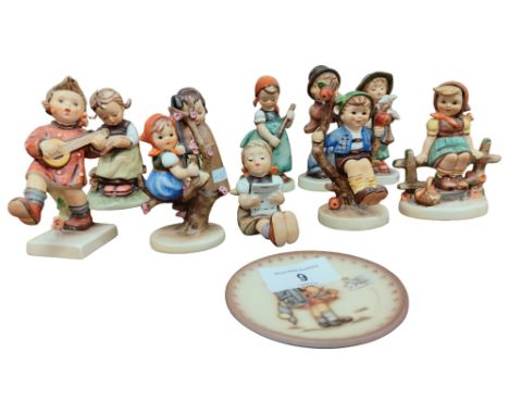 10 GOEBEL FIGURES AND MINIATURE PLATE