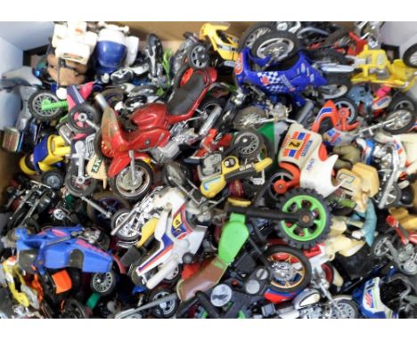 Model Motorbikes, 100+ small scale model motorbikes of varying age and construction. Most 1990s onwards (playworn) (100+)