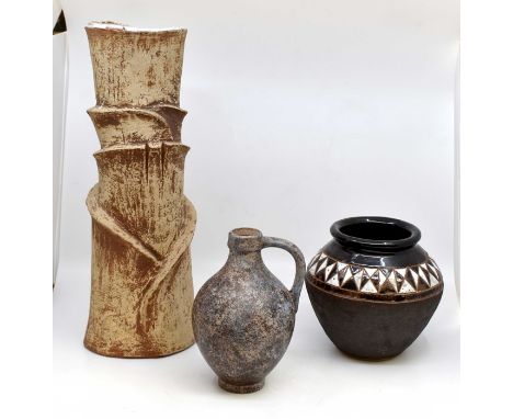A collection of studio pottery art signed and unsigned examples, including bowls and vases (Q)