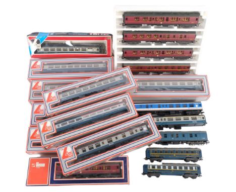 LIMA - OO GAUGE - a large quantity of Italian-made locomotive carriages, various designs and model numbers (16) 