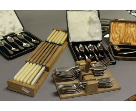 Large amount of mixed vintage cutlery, some boxed