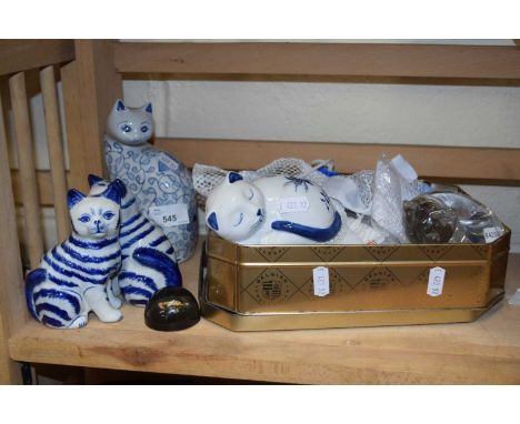 Mixed Lot: Quantity of model cats and laundry bags