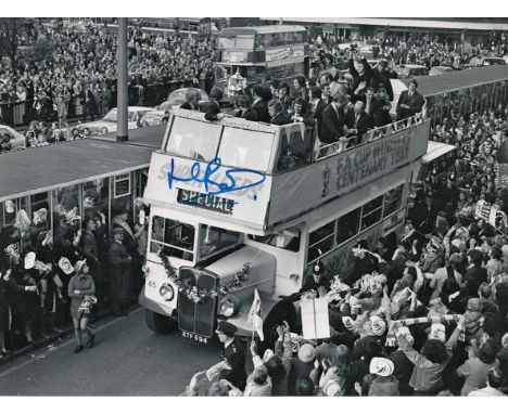 Autographed Mick Bates 8 X 6 Photo: B/W, Depicting Leeds United Players Parading The Fa Cup Through The Streets Of Leeds From