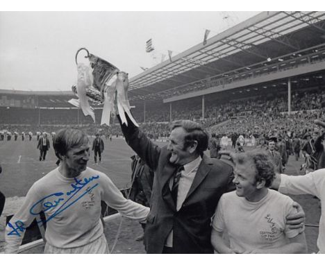 Autographed Jack Charlton 8 X 6 Photo: B/W, Depicting Leeds United Manager Don Revie Holding Aloft The Fa Cup As He Is Flanke