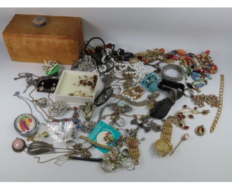 Mixed lot of vintage costume jewellery, including some sterling silver.