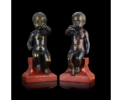  A PAIR OF NORTH EUROPEAN BRONZE FIGURES OF MUSICAL INFANTS 18TH CENTURY, PROBABLY DUTCH OR NORTH GERMAN greenish brown patin