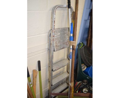 Folding step ladder 