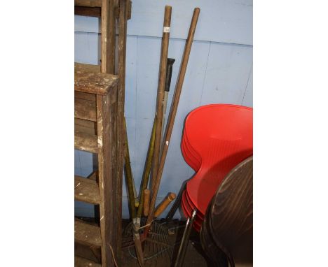 Qty of assorted garden tools 