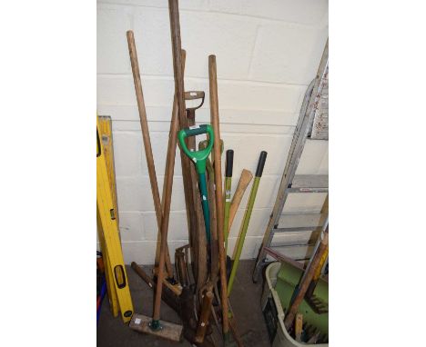 Mixed garden tools 
