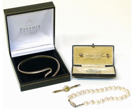 A modern design silver "S" bangle, a small Victorian/Edwardian peridot and seed pearl brooch,a cultured pearl bracelet and st