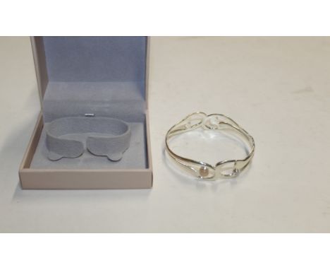 Malcolm Grey, Sterling silver full bangle with rose quartz and lace agate, 28gms 