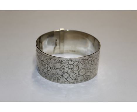 A wide 1946 London Hallmarked solid silver one piece buckle bangle, 58.1gms 