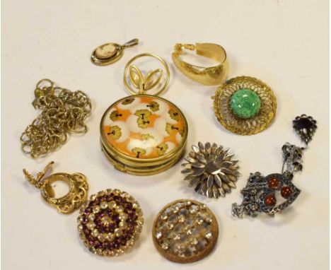 Quantity of costume jewellery, to include brooches, bangles, brooches, compact, etc