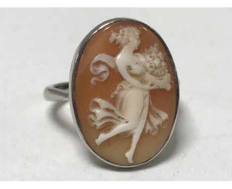 Antique cameo ring in 18ct white gold band. 4 grams