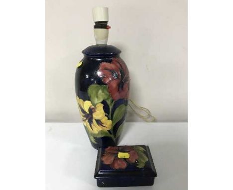 A Moorcroft hibiscus table lamp, with similar Moorcroft lidded box (a/f)