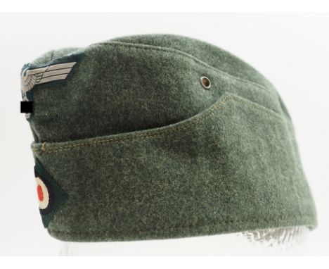 Wehrmacht: Schiffchen für Mannschaften.Feldgraues Tuch, Adler und Kokarde in BEVO-Ausführung, braunes Innenfutter, mit Herste