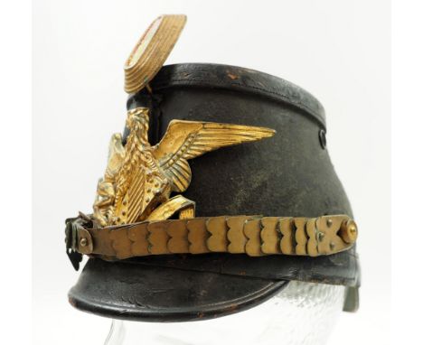 Baden: Tschako für Offiziere der Polizei.Schwarzer Lederkorpus, goldener Beschlag, mit Schuppenkette, diese teilweise beschäd