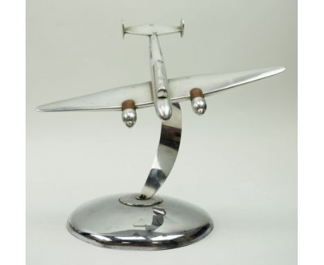 Art Deko Flugzeug Modell Tischdekoration.Aluminium und Holz, detailliert gefertigt, Teile vernietet, auf rundem Sockel.Höhe g