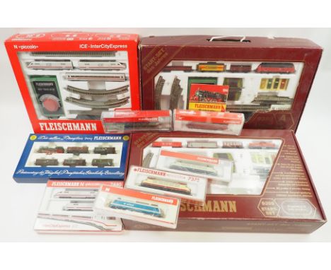 Fleischmann: Spur N - Modelleisenbahn 21 Lokomotiven und Wagons - OVP.Neun Lokomotiven, dazu diverse Wagons und Gleise, je in
