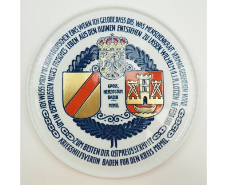 KPM Teller: Ostpreussenhilfe - Kriegshilfsverein Baden für den Kreis Memel.Weißes Porzellan, bedruckter Spiegel, rückseitig m