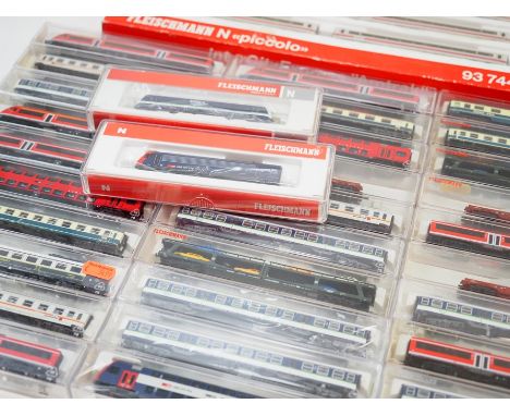 Fleischmann: Spur N - Modelleisenbahn 51 Lokomotiven und Wagons - OVP.Sechs Lokomotiven, dazu diverse Wagons, je in originale
