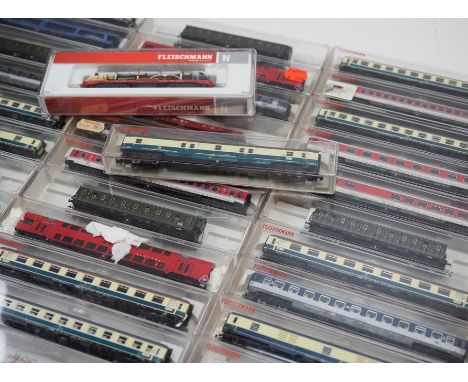 Fleischmann: Spur N - Modelleisenbahn 51 Lokomotiven und Wagons - OVP.Eine Lokomotive, dazu diverse Wagons, je in originaler 