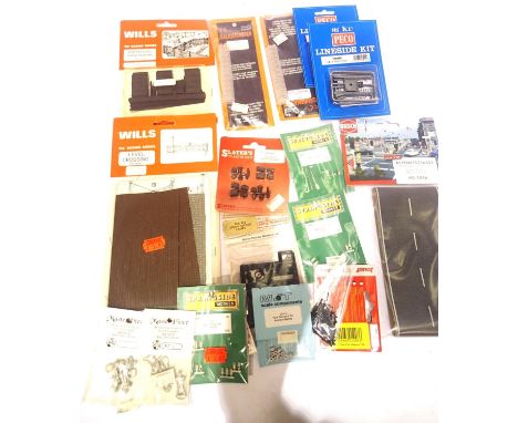 Selection of OO scale accessories including Peco servicing cradle, Busch roadway, Peco water cranes, Wills level crossing, ra