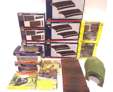 Bachmann Scenecraft Rad2 platforms x3, platform ramps, retaining walls x2, tram circuit x2, Scenix signal box and stable and 