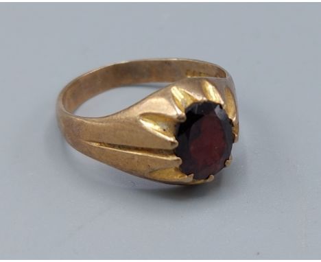 A 9ct gold garnet set gentleman's ring, ring size S, 4.6gms 