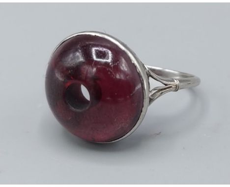 A Platinum ring set with a Cabochon Amethyst, 6gms, ring size N 