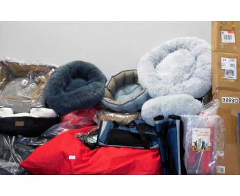 Various pet beds, a pet food storage container, canvas pet carriers, etc. (1 shelf) Note: VAT is payable on the hammer price 