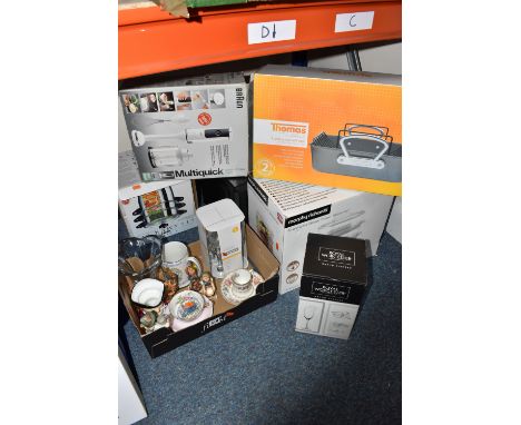 A BOX AND LOOSE BOXED KITCHEN APPLIANCES, A MICROWAVE, AND MISCELLANEOUS ITEMS to include a loose Panasonic microwave, a boxe