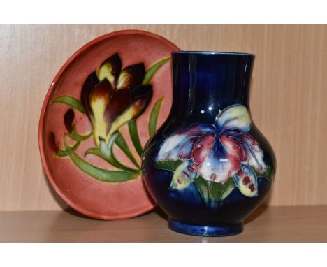 A MOORCROFT FREESIA PLATE AND VASE to include a small red footed glazed trinket dish with a freesia pattern with an original 