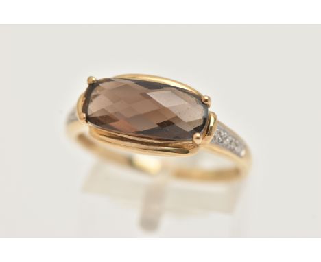 A YELLOW METAL GEM SET RING, a faceted oblong smoky quartz, flanked with four single cut diamonds, yellow metal shank, stampe