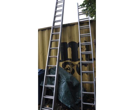 AN ALUMINIUM DOUBLE EXTENSION LADDER with sixteen rungs to each 450cm length