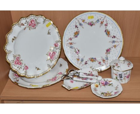 A GROUP OF ROYAL CROWN DERBY CERAMICS to include a 'Royal Pinxton Roses' plate, a 'Pinxton Roses' plate, a Melrose Dinner pla