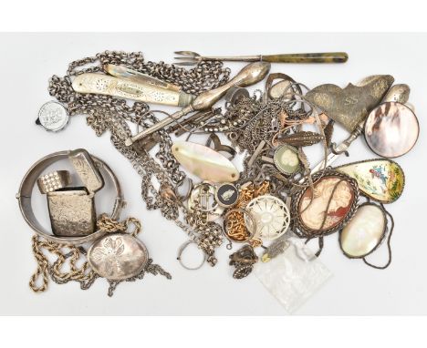ASSORTED SILVER AND WHITE METAL JEWELLRY AND ITEMS, to include a silver hinged bangle, hallmarked Birmingham, a silver foliat